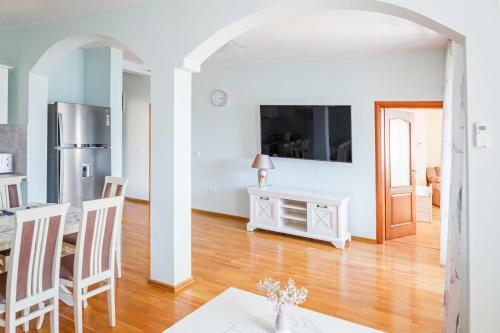 Sea View And Pools Apartments
