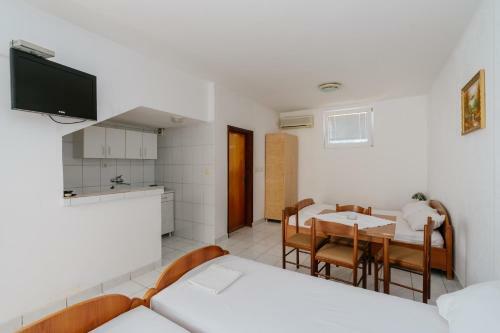Apartments And Rooms Sole Mar