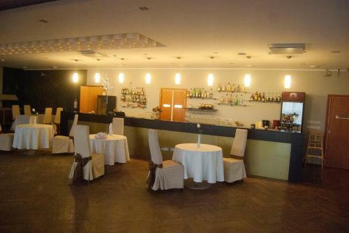 Raadim�isa Hotell