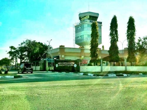 Bed & Breakfast Airport Shuttle Freebies Transit Rooms