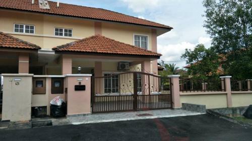 Ezas Homestay @ Bukit Mahkota