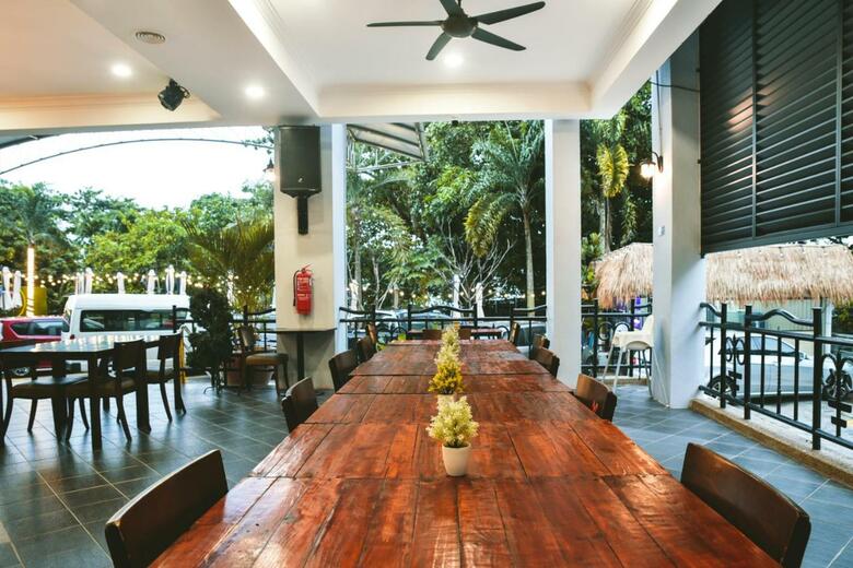 Leisure Cove Hotel And Apartments