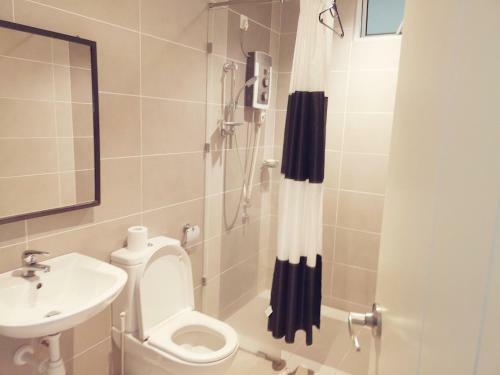 Hostal M23 Home Away - Black . White Designer Space