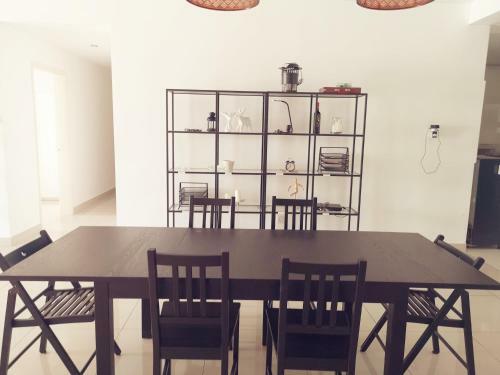 Hostal M23 Home Away - Black . White Designer Space