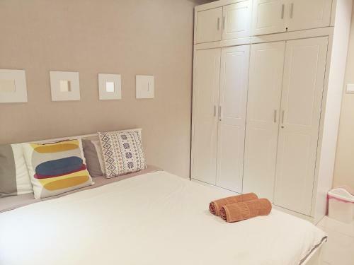 Hostal M23 Home Away - Black . White Designer Space
