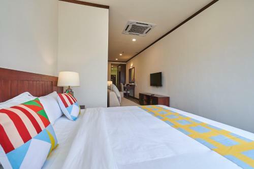 Oyo Home 44077 The Platinum Hotel & Suites- King