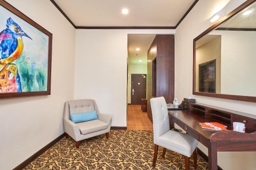Oyo Home 44077 The Platinum Hotel & Suites- King