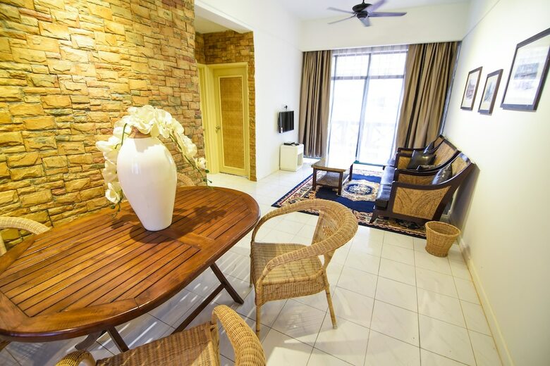 Hotel Ohana House @ 7011