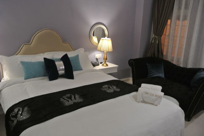 1 Day Car Hotel Station 18
