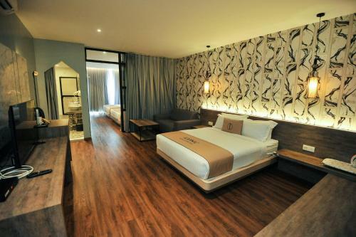 Iconic Suites & Pods Hotel