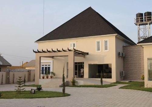 The Point Hotel & Suites