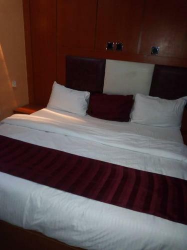 11:45 Hotel & Suites