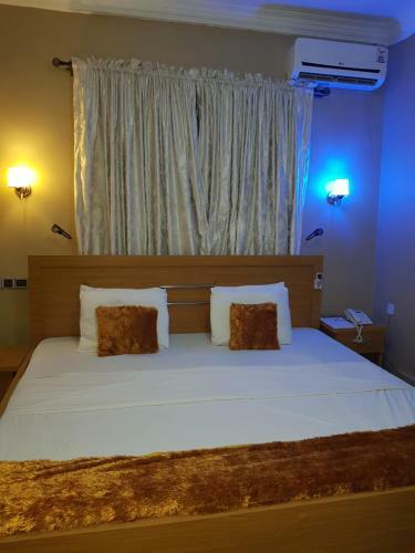 Aloha Hotel And Resorts