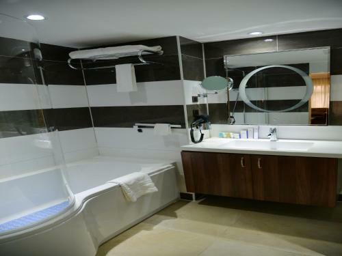 Grand Pela Hotel & Suites