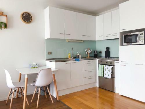 Heart Of Downtown - Sunny Botanical Style Apartment