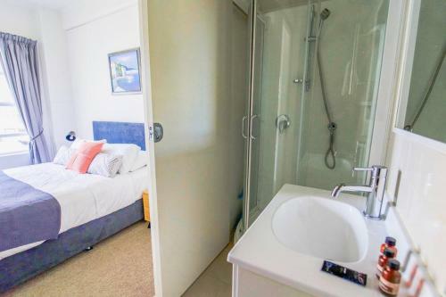 Central One Bedroom Apartment Close To Sky Tower