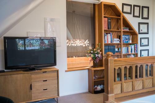 Hostal Britten Stables Library Suite