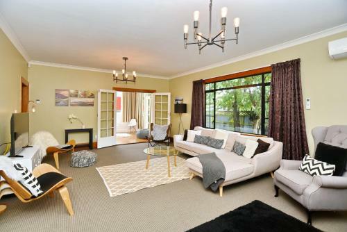 Racecourse Villa - Christchurch Holiday Home