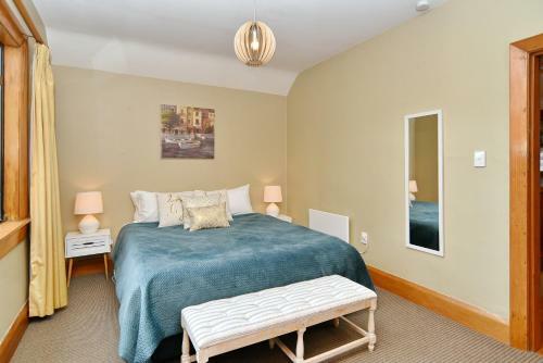 Racecourse Villa - Christchurch Holiday Home