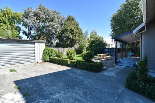 Racecourse Villa - Christchurch Holiday Home