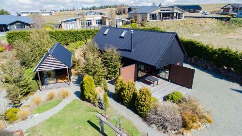 The Black House With Stunning Outdoor Bath