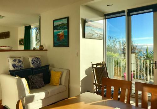 Gumtree House Facing Whole Wellington Harbour