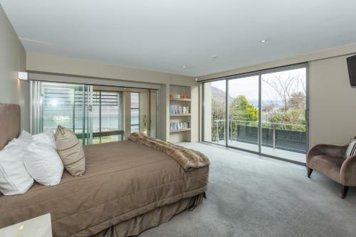 Lakeshore Springs Apartments
