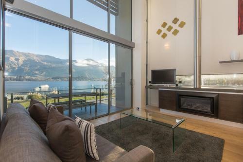 Lakeshore Springs Apartments