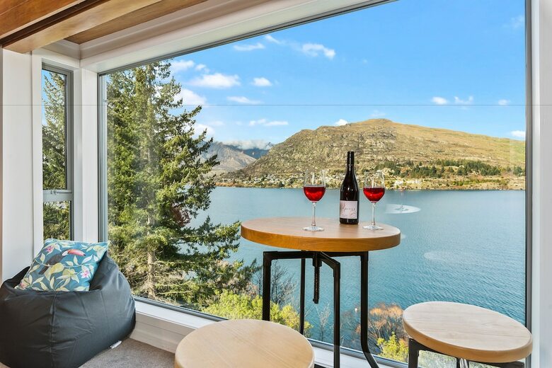 Queenstown Lakefront Dream