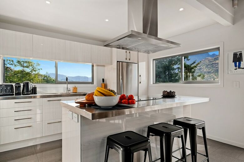 Queenstown Lakefront Dream