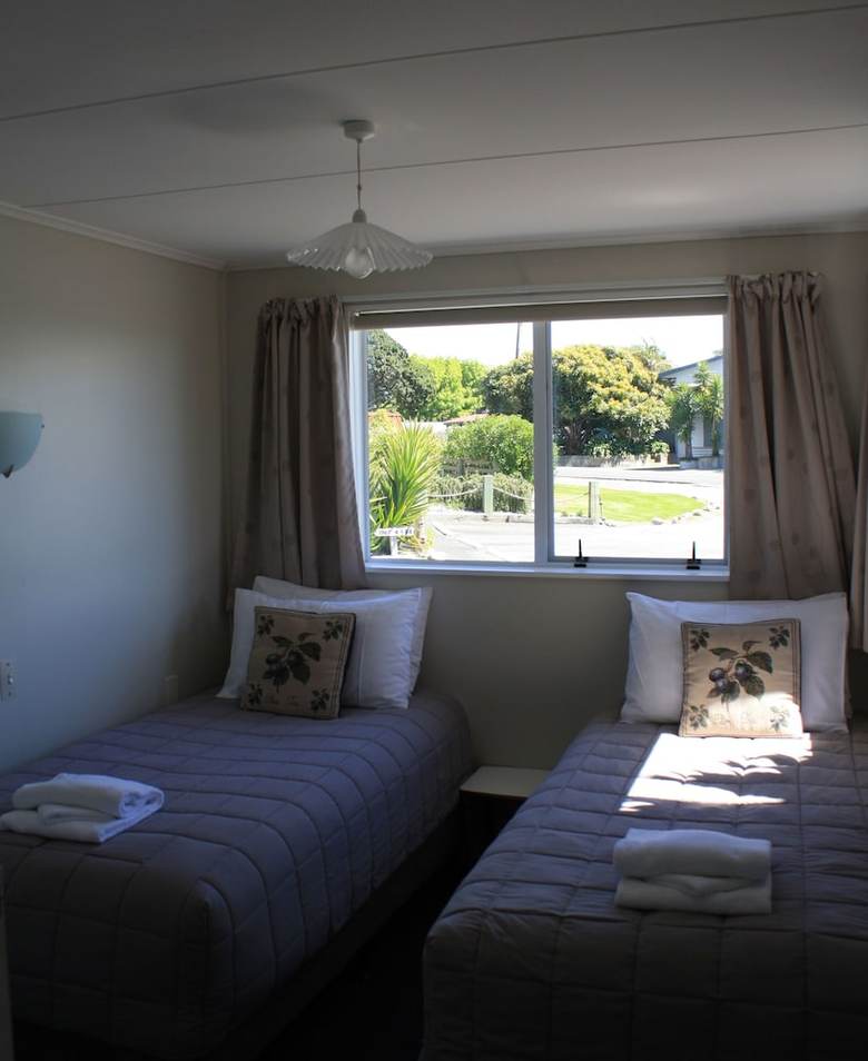 Pohara Beachfront Motel