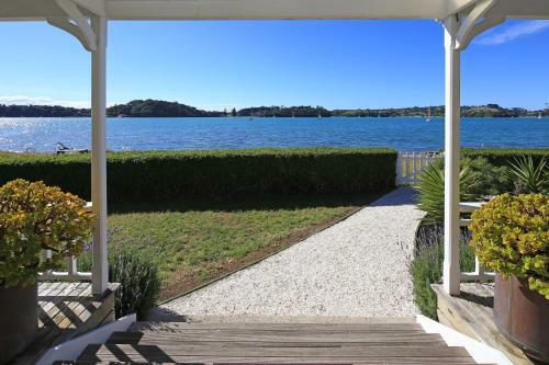 Oakura Bay Villa
