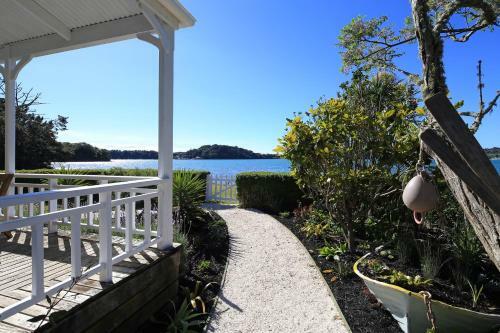Oakura Bay Villa