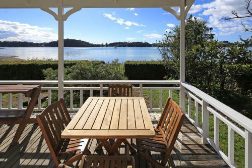 Oakura Bay Villa
