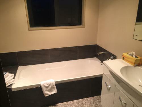 Lawrence Townhouse Accommodation 18a