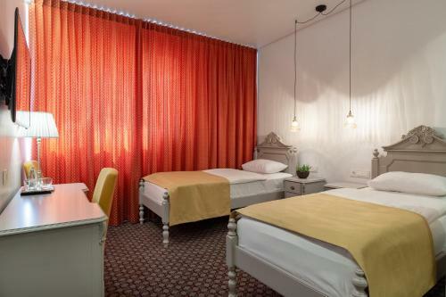 Hostal Guesthouse Sinchronas
