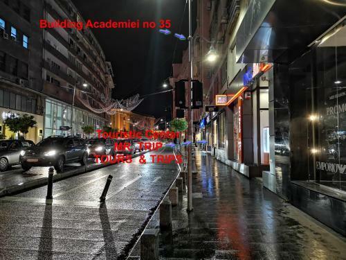 Academy Deluxe Apartments