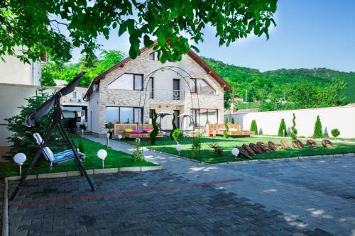 Hostal Pensiunea Avy