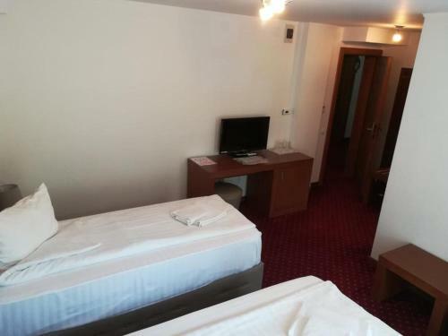 Hotel Dennis