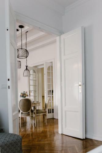 Apartment Io7