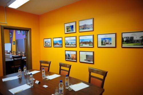 Hotel Cronwell Inn Ugra