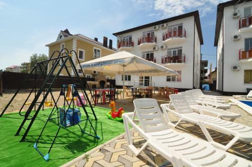 Hostal More Y Nas Guest House