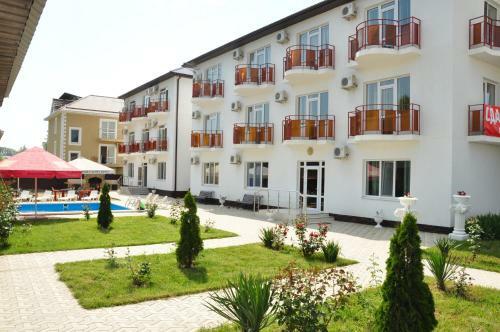 Hostal More Y Nas Guest House