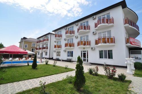 Hostal More Y Nas Guest House