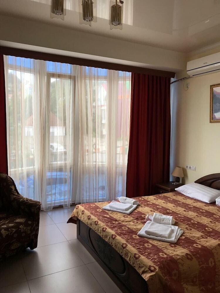 Hostal Kavkaz Hotel