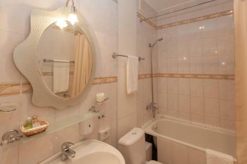 Hostal Golden Coast Hotel