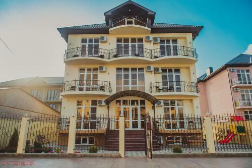 Hostal August Guest House