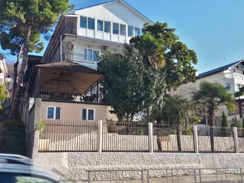 Hostal Zhasmin Guest House