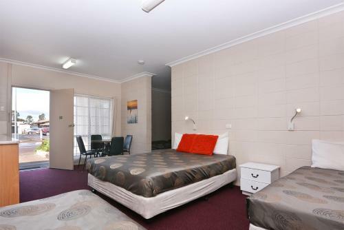 Motel Poinsettia