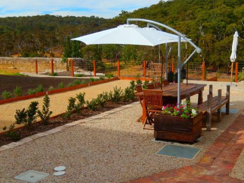 Bed & Breakfast Morialta Barns